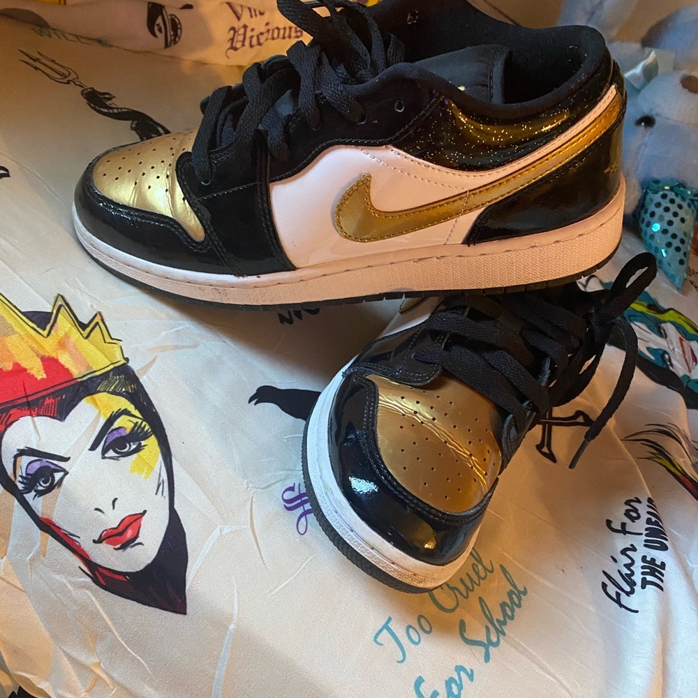 worn a few times a few creases in the front but overall good condition